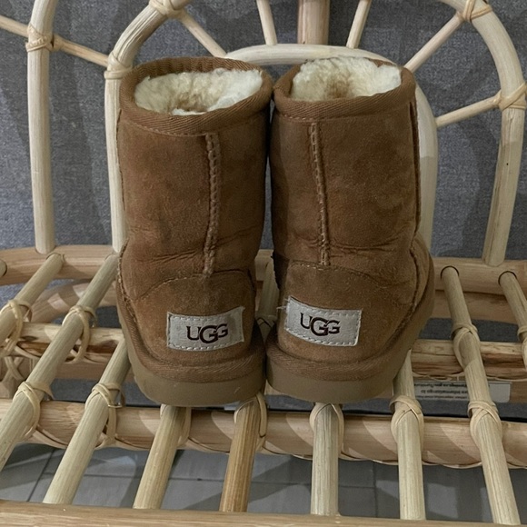UGG toddler size 9 - Picture 2 of 3